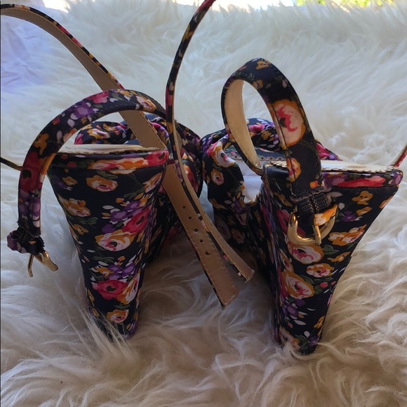 Navy and floral wedge sandal (size 8) - Picture 2 of 6